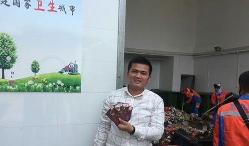 ?？谑忻駚G護(hù)照 環(huán)衛(wèi)工翻檢5噸垃圾找到