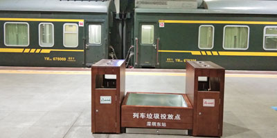列車(chē)站臺(tái)仿木花箱組合垃圾桶深圳東站擺放圖