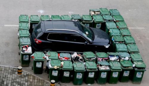 汽車被垃圾桶包圍是被惡搞還是得罪人了？