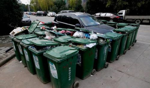 汽車被垃圾桶包圍是被惡搞還是得罪人了？