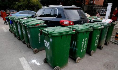 汽車被垃圾桶包圍是被惡搞還是得罪人了？