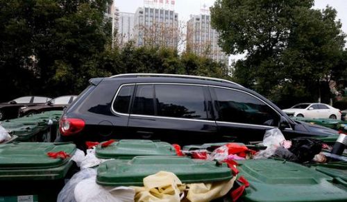 汽車被垃圾桶包圍是被惡搞還是得罪人了？