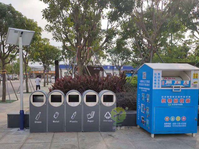 新款多分類果皮箱垃圾分類收集容器太陽能供電，智能滿溢功能通過平臺遠(yuǎn)程終端提醒