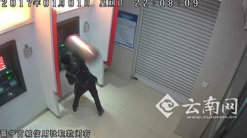 取款不成功，竟用垃圾桶出氣